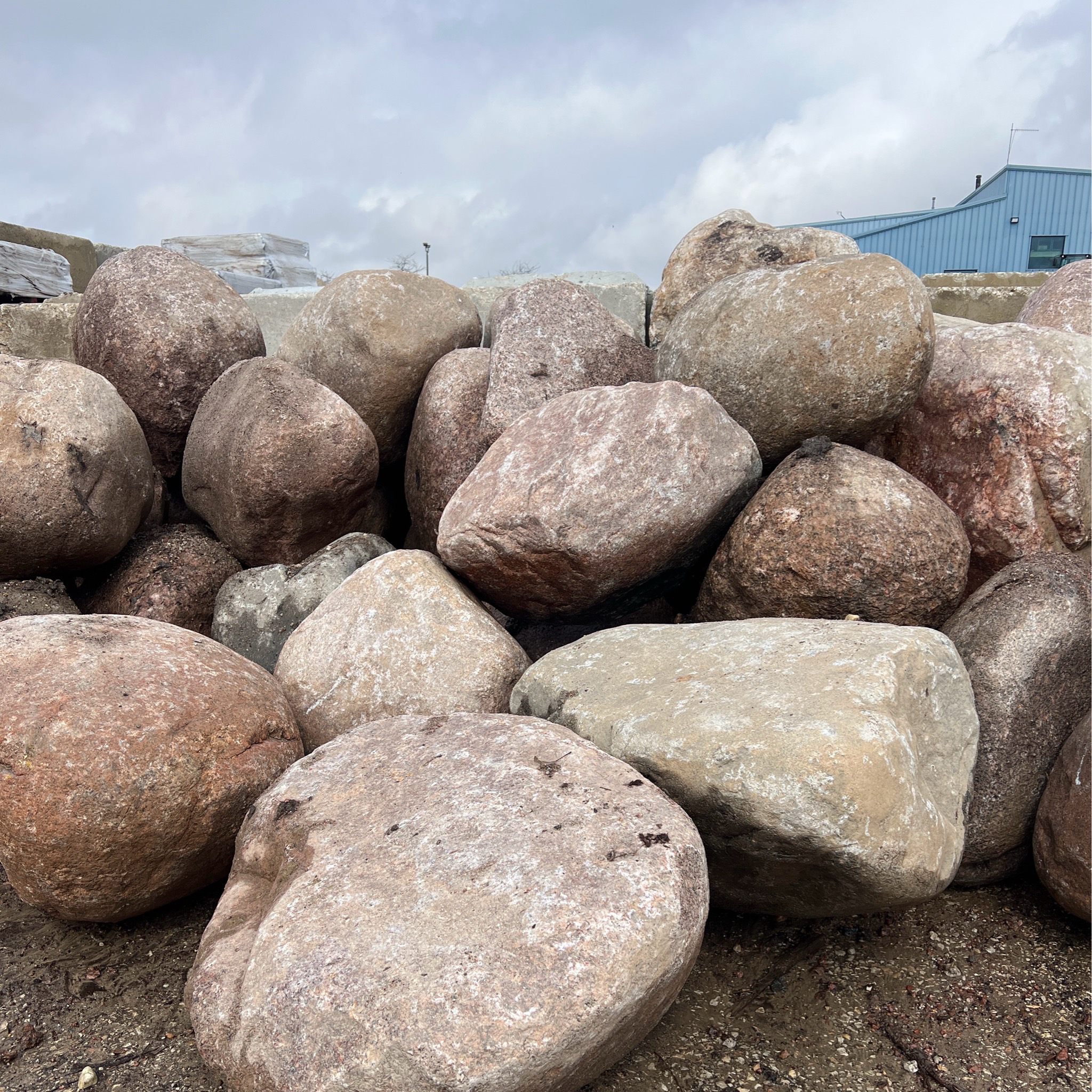 Granite XL Boulders 24-36" – Kane County Landscape Materials & Supply Co.