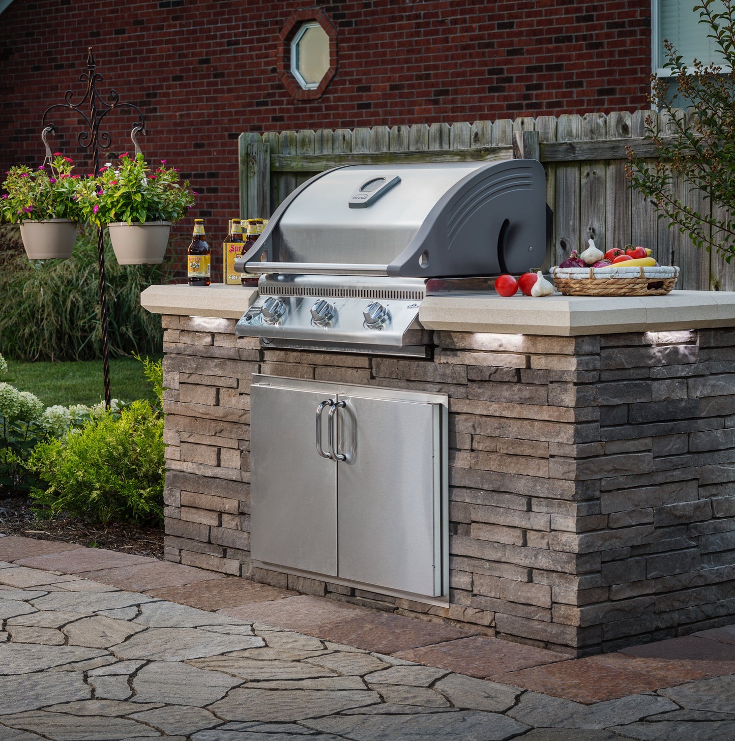 Belgard Pewter/Buff Bordeaux® Grill Island Pewter/Buff NG + Stainless Paver